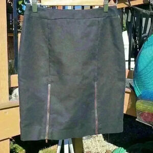 Worthington women’s size 2 petite skirt with zipper closure and zipper accents